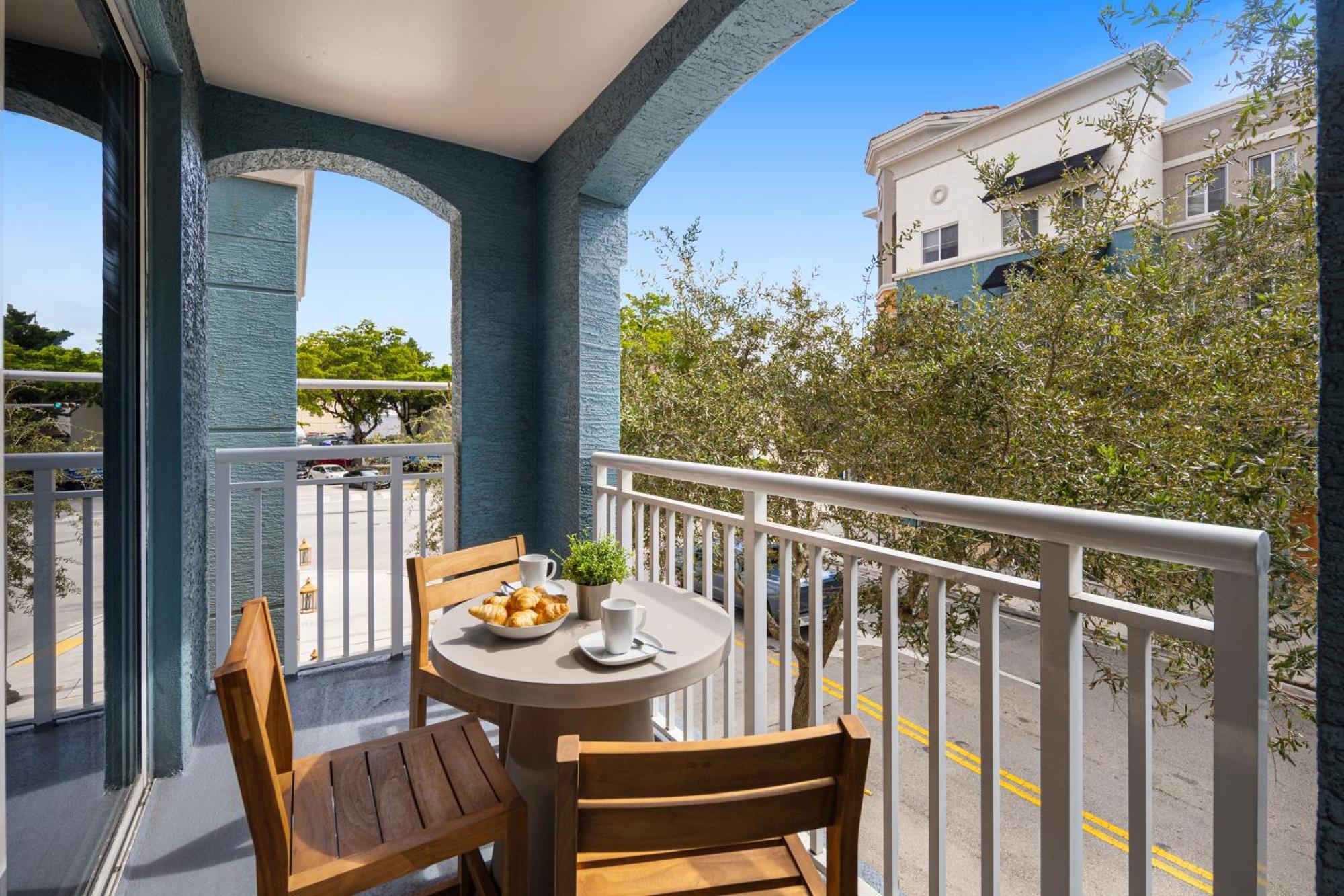 Dharma Home Suites South Miami At Red Road Commons Exteriör bild